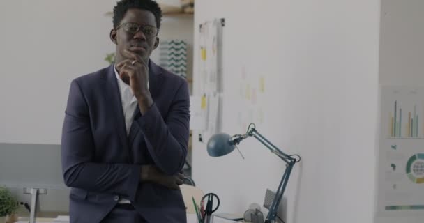 Porträtt Framgångsrik Entreprenör Bär Elegant Kostym Stående Kontor Ler Rörande — Stockvideo