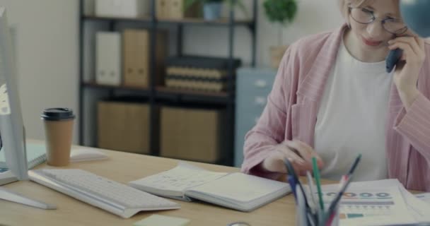 Kadını Cep Telefonuyla Hakkında Konuşuyor Kağıtları Kontrol Ediyor Ofiste Bilgisayar — Stok video