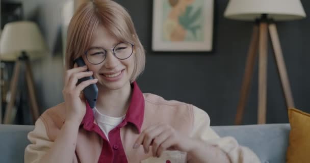 Portret Szczęśliwej Dziewczyny Mówiącej Przez Telefon Śmiejącej Się Gestykulującej Domu — Wideo stockowe