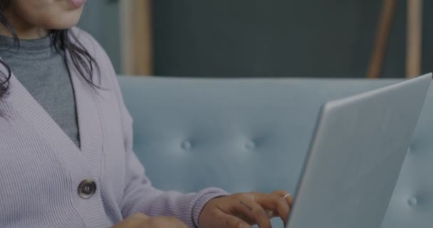 家庭の入力からノートパソコンで作業し リモートジョブを楽しんで笑顔の陽気な若い女性のフリーランサー フリーランスの仕事と無線技術の概念 — ストック動画