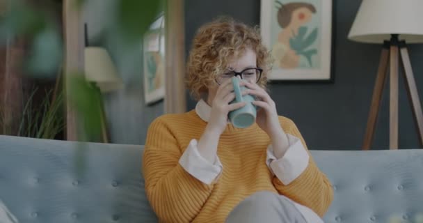Rahatlamış Genç Bir Kadının Portresi Sıcak Kahve Içiyor Gülümsüyor Evdeki — Stok video