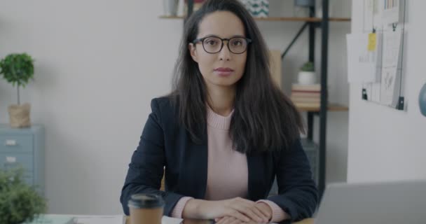 Медленный Портрет Серьезной Ближневосточной Женщины Костюме Сидящей Столом Офисе Смотрящей — стоковое видео