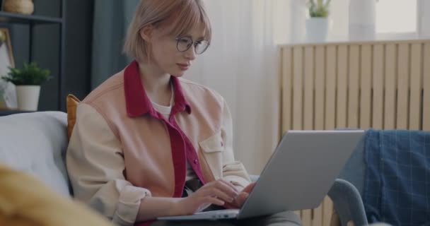 Retrato Mulher Jovem Pensativa Digitando Com Laptop Pensando Trabalhar Casa — Vídeo de Stock