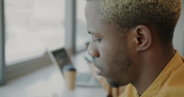 年轻成功的非洲裔美国商人与笔记本电脑共享办公室的倒立肖像 就业和现代技术概念 — 图库视频影像