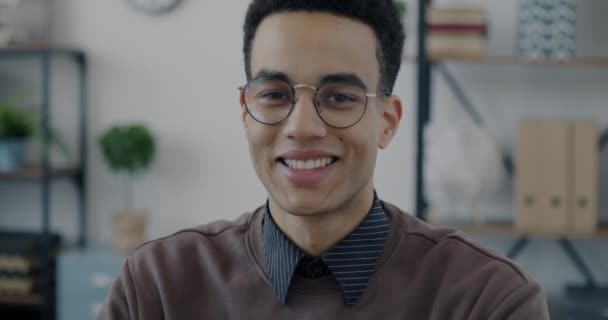 一个快乐的非洲裔美国企业家的画像 面带微笑地看着办公室里的相机 积极的情绪和成功的职业理念 — 图库视频影像