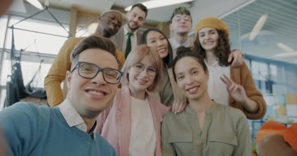 Пов Портрет Радостных Коллег Разнообразной Группы Делающих Селфи Творческом Кабинете — стоковое видео