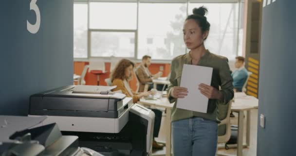 若い混合レースビジネス女性はコワーキングスペースで多機能コピー機を使用しています 事業活動及び設備概念 — ストック動画