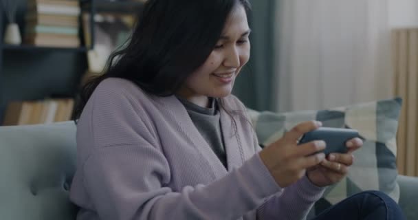 Χαρούμενο Κορίτσι Που Παίζει Online Βιντεοπαιχνίδι Smartphone Κερδίζει Απολαμβάνοντας Ψυχαγωγική — Αρχείο Βίντεο