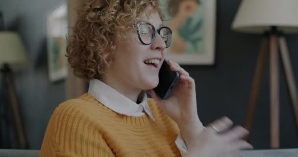 Portrait Belle Jeune Femme Parlant Sur Téléphone Portable Souriant Intérieur — Video