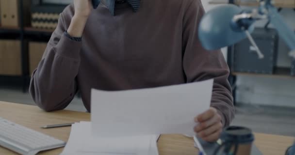 Endişeli Adamı Ofiste Çalışan Cep Telefonu Okuma Kağıtlarını Tartışıyor Konseptinde — Stok video