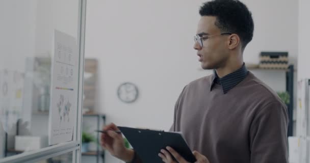 Kontorsarbetare Kollar Affärsplanen Och Tittar Information Glasskivor Som Arbetar Ensamma — Stockvideo