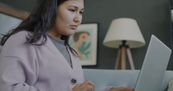 Zamyślona Młoda Kobieta Pracująca Laptopem Skoncentrowała Się Zdalnej Pracy Podczas — Wideo stockowe