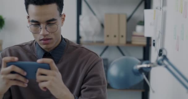 Ofis Çalışanı Yerinde Gülümseyen Akıllı Telefonuyla Çevrimiçi Oyun Oynamaktan Hoşlanıyor — Stok video