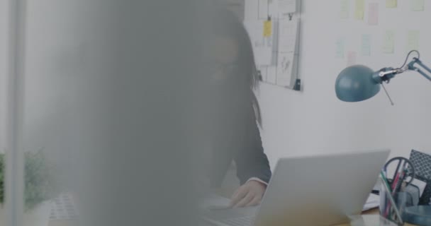 Мотивированная Деловая Женщина Работающая Ноутбуком Пишущая Информацию Блокноте Офисе Концепция — стоковое видео