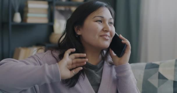 Porträtt Glad Asiatisk Kvinna Som Chattar Mobilen Och Ler Inomhus — Stockvideo