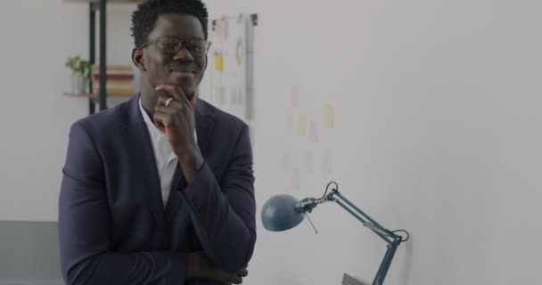 Slow Motion Porträtt Afroamerikanska Affärsmän Ler Lätt Kontor Och Tittar — Stockvideo