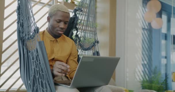 Afroamerikansk Affärsman Använder Laptop Koppla Hängmatta Kreativa Kontor Arbetar Ensam — Stockvideo