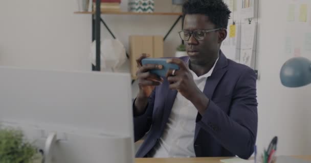 Porträtt Glad Affärsman Som Spelar Online Spel Med Smartphone Vid — Stockvideo