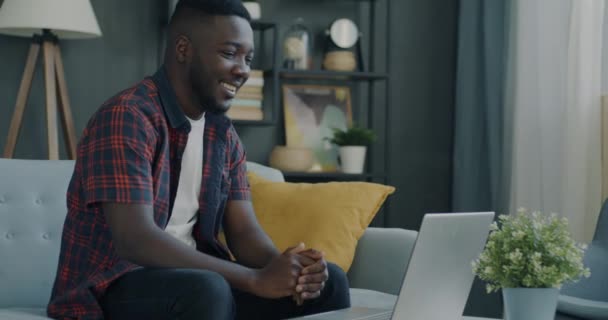 Πορτρέτο Του Χαρούμενου Αφροαμερικανού Που Κάνει Βιντεοκλήση Χρησιμοποιώντας Φορητό Υπολογιστή — Αρχείο Βίντεο