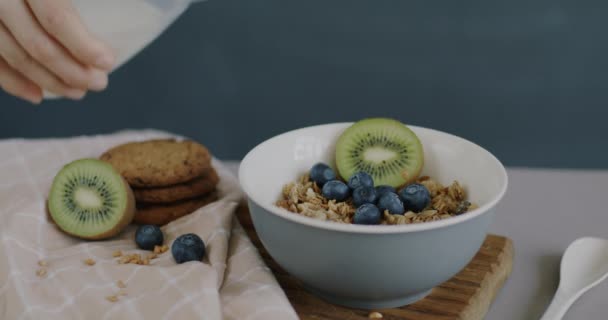Primer Plano Mano Femenina Vertiendo Leche Tazón Cereal Cocinando Desayuno — Vídeos de Stock