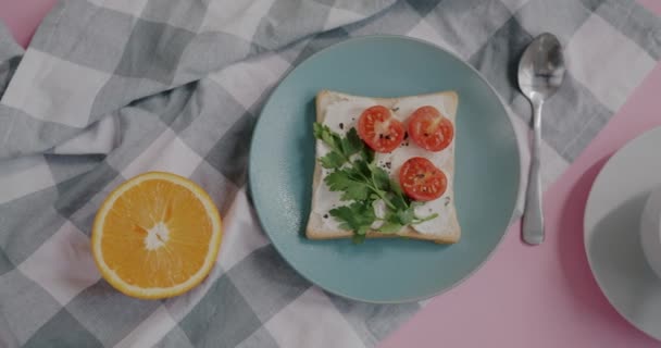Primo Piano Deliziosa Tazza Sandwich Pasto Metà Arancia Succosa Sul — Video Stock