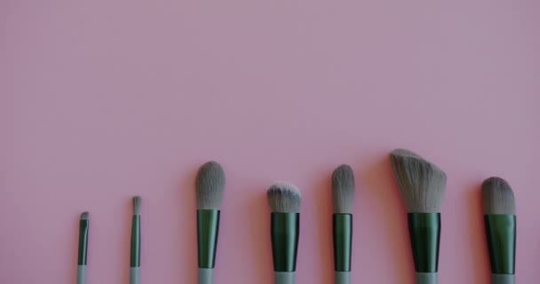 Gros Plan Différentes Pinceaux Maquillage Sur Fond Rose Produit Cosmétique — Video