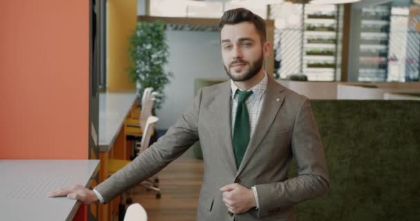 Πορτρέτο Του Νεαρού Φιλόδοξου Επιχειρηματία Φορώντας Κοστούμι Στέκεται Στο Γραφείο — Αρχείο Βίντεο