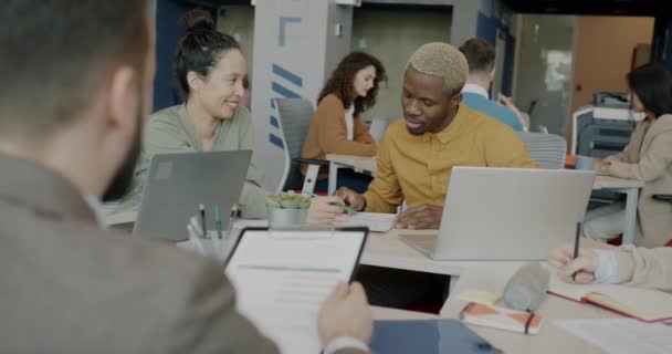 Смешанная Расовая Группа Сотрудников Разговаривает Использует Ноутбуки Работающие Креативной Офисной — стоковое видео
