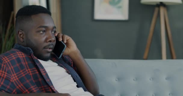 Szczęśliwy Afroamerykanin Mówi Przez Telefon Komórkowy Pokazując Gest Kciuki Górę — Wideo stockowe