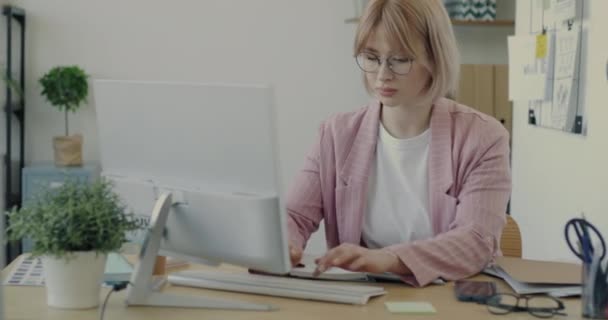 사업가가 사무실에서 컴퓨터 타이핑을 — 비디오