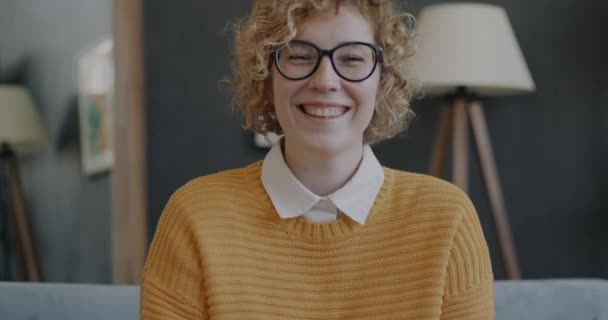 Portret Radosnej Młodej Damy Śmiejącej Się Patrzącej Kamerę Mieszkaniu Szczęście — Wideo stockowe