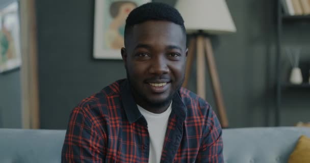 Zpomalený Portrét Pohledného Afroameričana Usmívajícího Obývacím Pokoji Pozitivní Emoce Domácí — Stock video