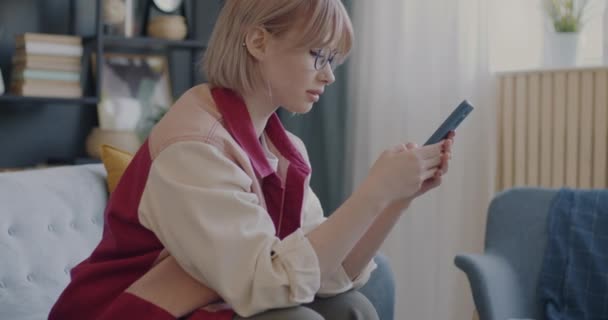 Portrait Jeune Femme Joyeuse Utilisant Écran Tactile Smartphone Souriant Intérieur — Video