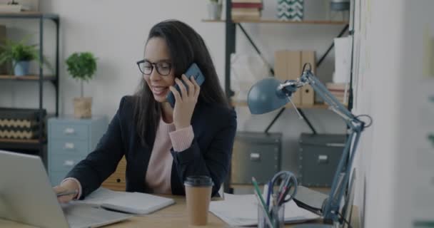 Geschäftsfrau Die Büro Mit Dem Computer Telefoniert Und Schreibt Unternehmenskommunikation — Stockvideo