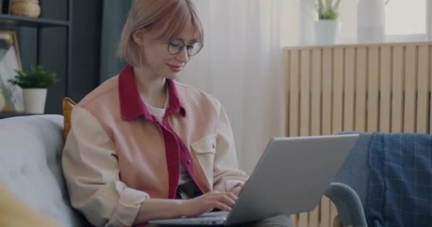 Jovem Criativa Trabalhando Casa Digitando Usando Laptop Concentrado Trabalho Remoto — Vídeo de Stock