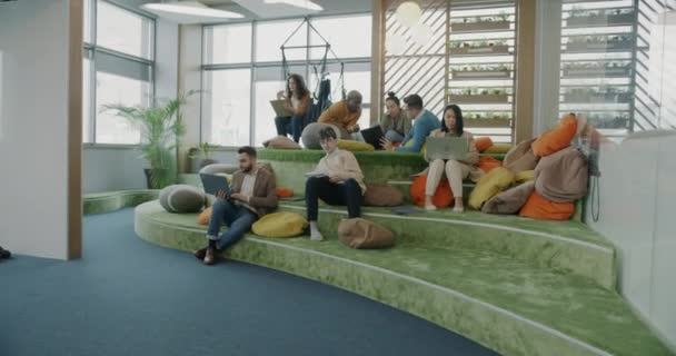 Zoom Jóvenes Empresarios Alegres Que Trabajan Juntos Interiores Lugar Coworking — Vídeos de Stock
