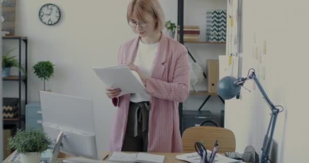 Porträtt Unga Kontorsarbetare Läsa Papper Står Vid Skrivbordet Ensam Koncentreras — Stockvideo
