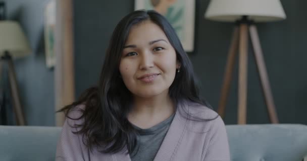 Portret Pogodnej Azjatki Uśmiechniętej Patrzącej Kamerę Przytulnym Mieszkaniu Nowoczesny Styl — Wideo stockowe