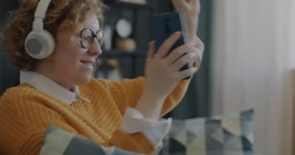 Jovencita Feliz Escuchando Música Con Auriculares Bailando Sosteniendo Smartphone Moderno — Vídeo de stock