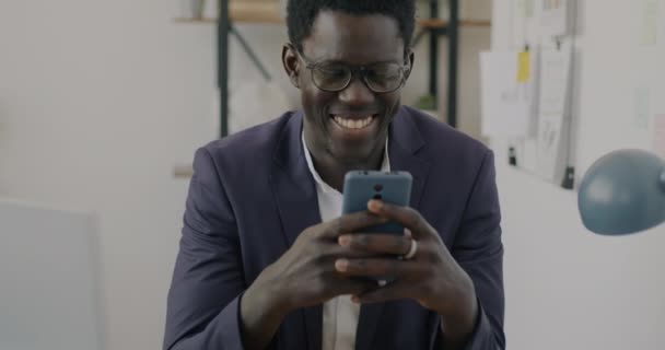 Glada Afroamerikanska Affärsman Med Smartphone Sms Och Leende Moderna Kontor — Stockvideo