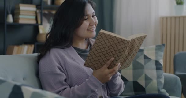 Feliz Señora Asiática Leyendo Divertido Libro Riendo Disfrutando Literatura Moderna — Vídeos de Stock