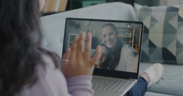 年轻的妇女和儿童在家里用笔记本电脑进行在线视频通话 开心地笑着聊天 现代技术和家庭概念 — 图库视频影像