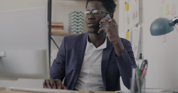 Портрет Бизнесмена Говорящего Мобильному Телефону Смотрящего Экран Компьютера Работающего Офисе — стоковое видео