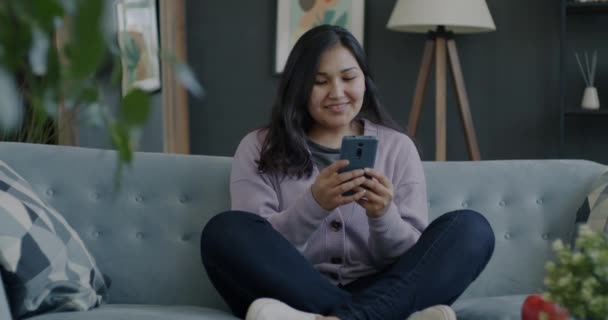 Retrato Señora Asiática Feliz Sentada Sofá Casa Usando Teléfono Inteligente — Vídeo de stock
