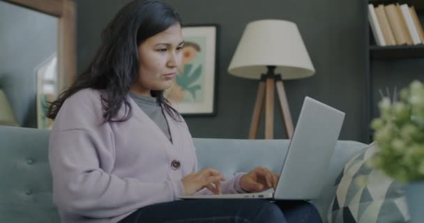 Porträtt Vacker Asiatisk Kvinna Som Studerar Online Med Laptop Covid — Stockvideo