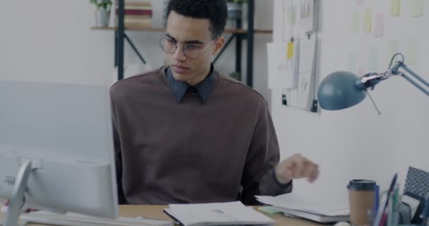 Geliştirme Üzerine Yoğunlaşmış Büroda Oturmuş Evrak Okuyan Ciddi Bir Çalışanın — Stok video