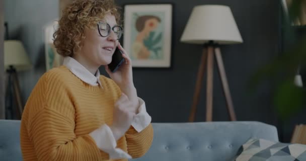 Joyeux Jeune Femme Parlant Sur Téléphone Portable Souriant Partager Bonnes — Video