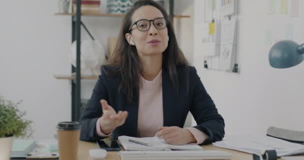 Porträtt Mellanöstern Anställd Prata Med Partner Videosamtal Från Arbetsplatsen Ung — Stockvideo