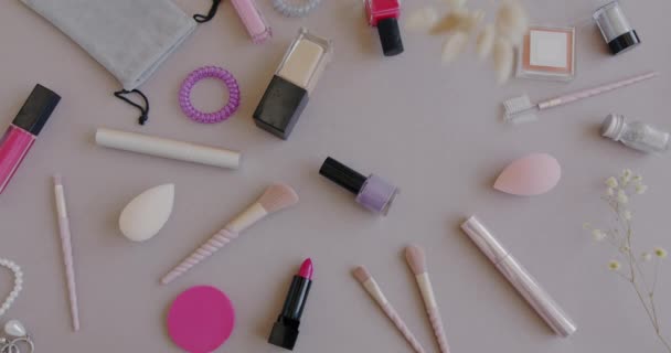 Vista Superior Diversos Objetos Maquiagem Mão Feminina Colocando Flor Criando — Vídeo de Stock