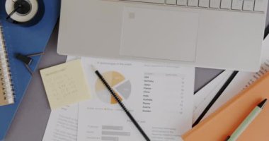 Ofis yatağı modern dizüstü bilgisayar ve iş belgesi masasında görünür kimse yok. Modern teknoloji ve ticaret kavramı.